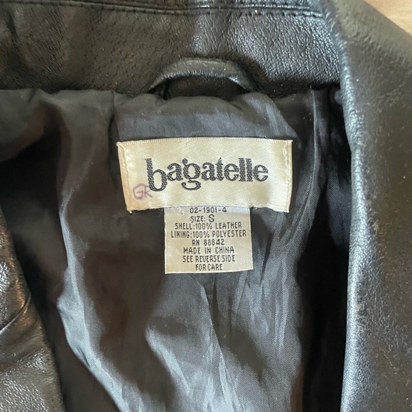 thrifted leather jacket from 90s. worn in, button up with collar. real leather - Picture 3 of 4